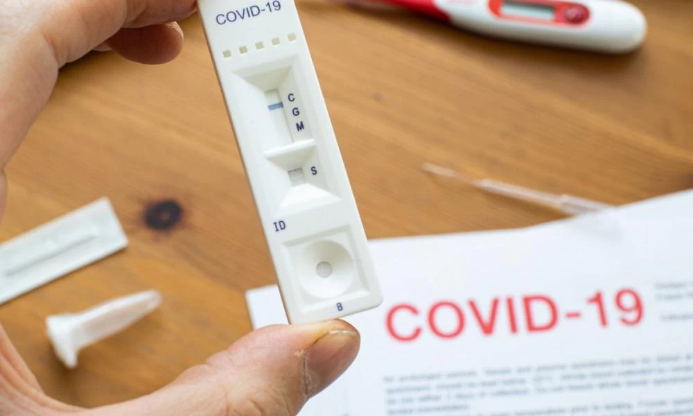 Κορονοϊός: Πότε ξεκινά η διάθεση των νέων self test στα σχολεία